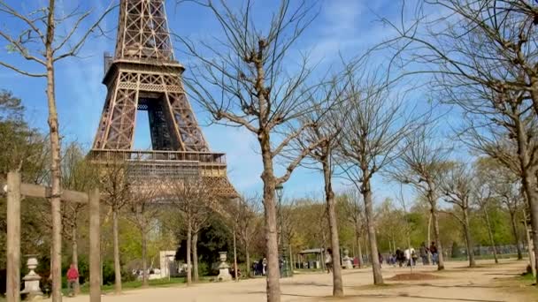 Eiffeltornet i Paris våren. Selektiv inriktning. — Stockvideo