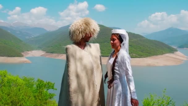 Una niña y un hombre en un papakha y traje nacional georgiano. Enfoque selectivo. — Vídeos de Stock