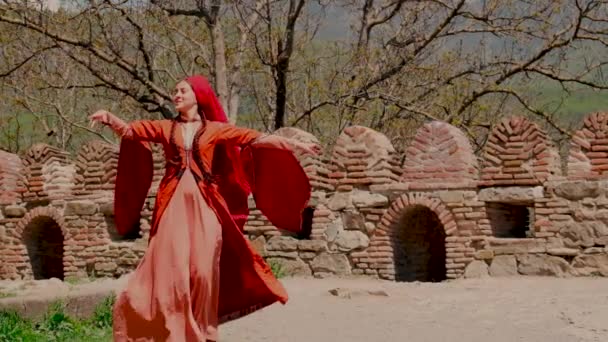 一个身穿格鲁吉亚民族服装的女孩在跳舞。有选择的重点. — 图库视频影像