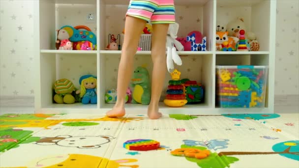 Das Kind sammelt Spielzeug im Zimmer. Selektiver Fokus. — Stockvideo