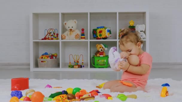 Dziecko bawi się lalką. Skupienie selektywne. — Wideo stockowe