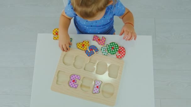 Дитина вивчає номери головоломок. Вибірковий фокус . — стокове відео