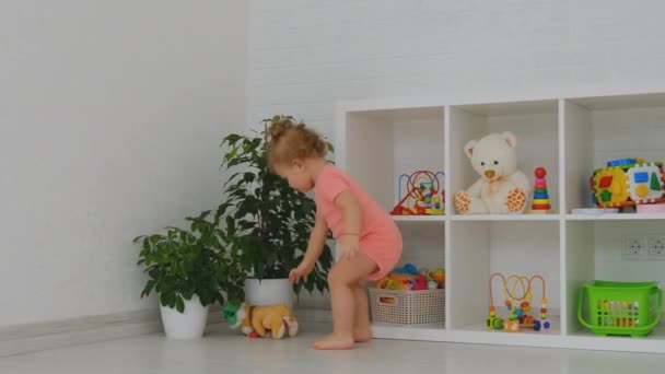 Dziecko bawi się zabawkami w pokoju. Skupienie selektywne. — Wideo stockowe