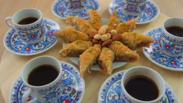 Türkischer Kaffee und Baklava auf dem Tisch. Selektiver Fokus. — Stockvideo