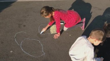 Çocuk kaldırımda karpuzla çiziyor. Seçici odak.