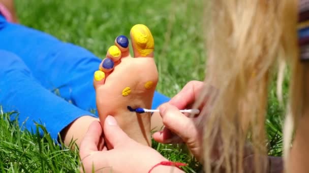 Legs of a child on the grass smile. Selective focus. — Wideo stockowe