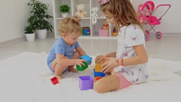 Das Kind spielt zusammen mit Spielzeug. Selektiver Fokus. — Stockvideo