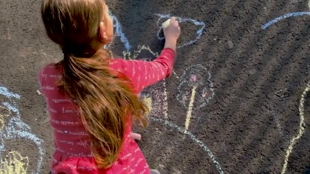 Dítě kreslí s melromem na chodníku. Selektivní zaměření. — Stock video