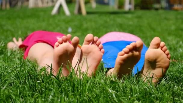어린이 발을 잔디 위에 올려. 선택적 집중입니다. 어린이. — 비디오