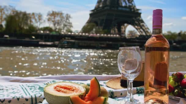 Piquenique em Paris com vinho. Foco seletivo. — Vídeo de Stock