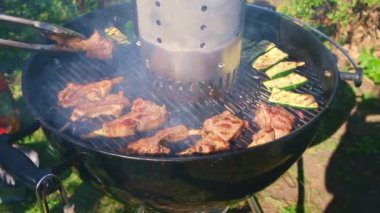 Doğa mangalı kızarmış et. Seçici odak.