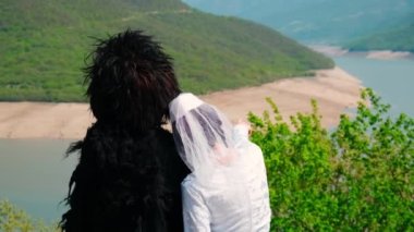 Bir kız ve papakha giymiş bir adam ve ulusal Gürcü kostümü. Seçici odak.