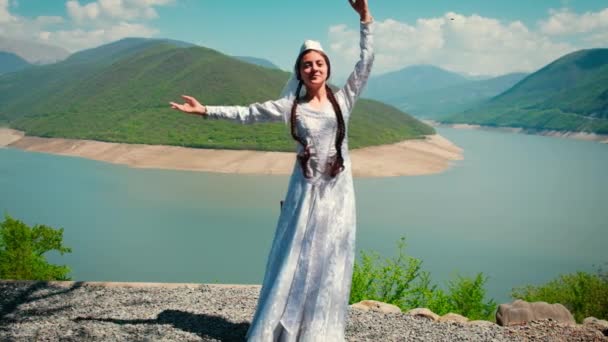 一名身着格鲁吉亚民族白衣的女孩正在跳舞。有选择的重点. — 图库视频影像
