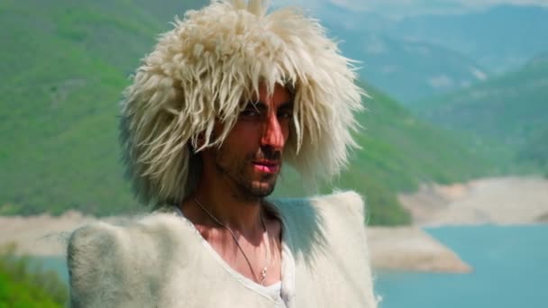 Un hombre con un papakha y traje nacional georgiano. Enfoque selectivo. — Vídeos de Stock