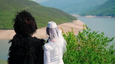 Bir kız ve papakha giymiş bir adam ve ulusal Gürcü kostümü. Seçici odak.