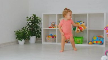 Bebek odanın içinde koşuyor. Seçici odak.