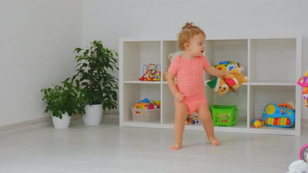 De baby rent door de kamer. Selectieve focus. — Stockvideo