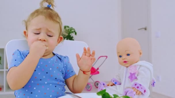 子供はパスタや野菜を食べる。選択的焦点. — ストック動画