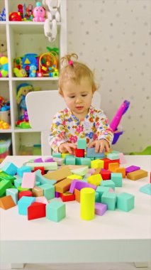 Çocuk odada oyuncaklarla oynuyor. Seçici odak.