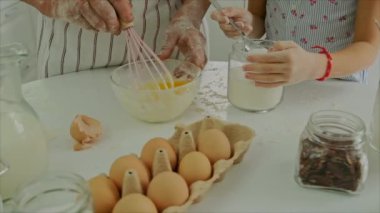 Büyükanne ve çocuk birlikte hamur pişirir. Seçici odak.