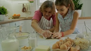 Büyükanne ve çocuk birlikte hamur pişirir. Seçici odak.