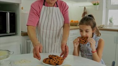 Büyükanne ve çocuk kurabiye yaptı. Seçici odak.