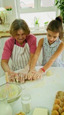 Büyükanne ve çocuk birlikte hamur pişirir. Seçici odak.