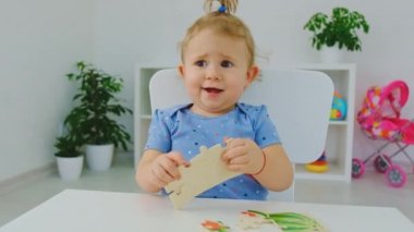 Çocuk bulmacayı topluyor. Seçici odak.