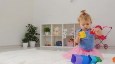 Çocuk odada oyuncaklarla oynuyor. Seçici odak.