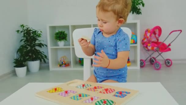 Dítě se učí puzzle čísla. Selektivní zaměření. — Stock video