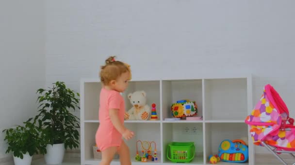 Dziecko biega po pokoju. Skupienie selektywne. — Wideo stockowe
