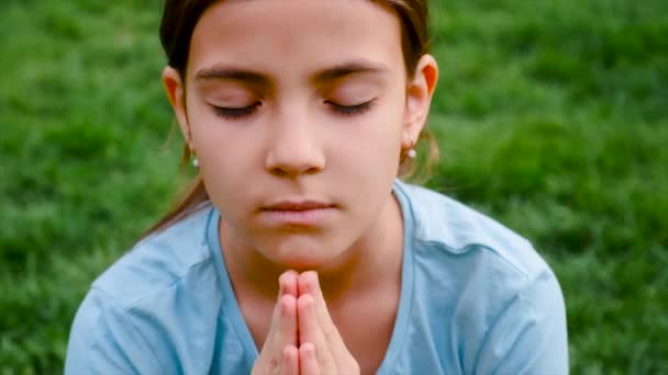 Het kind bidt tot God. Selectieve aandacht. — Stockvideo