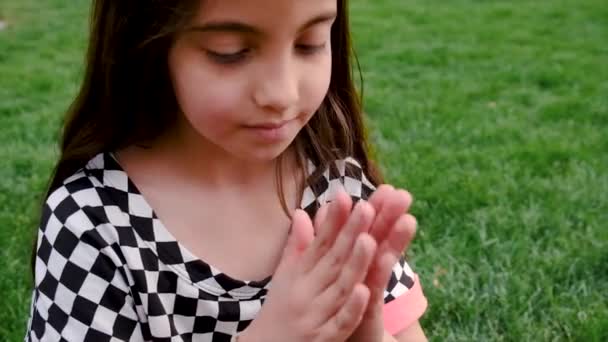 Betet das Kind zu Gott. Selektiver Fokus. — Stockvideo