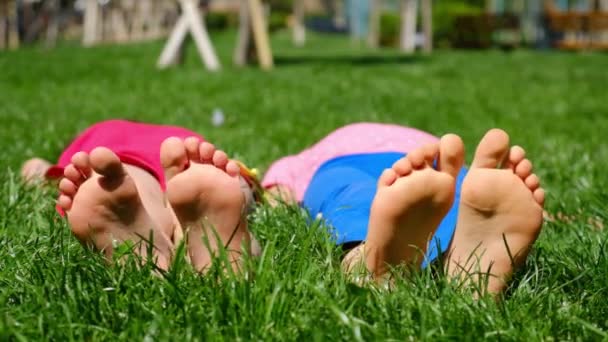 Child feet on the grass. Selective focus. Kid. — Stock Video