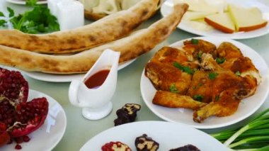 Gürcistan ulusal mutfağı, restoranda masada yemek. Seçici odak.