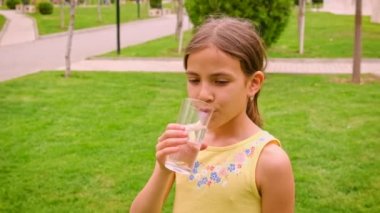 Çocuk bardaktan su içiyor. Seçici odak.