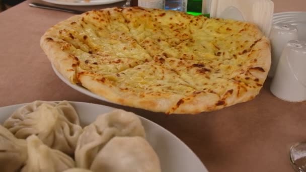 Cuisine géorgienne dans un restaurant sur la table. Concentration sélective. Produits alimentaires. — Video