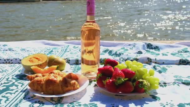 Piknik w Paryżu z winem. Skupienie selektywne. — Wideo stockowe