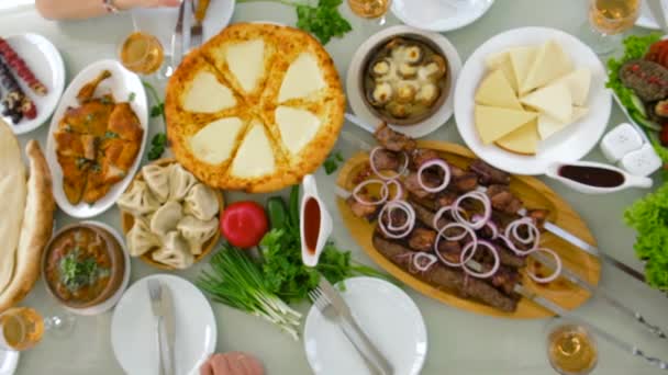 Gürcistan ulusal mutfağı, restoranda masada yemek. Seçici odak. — Stok video