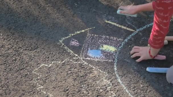Barnet ritar med melrom på trottoaren. Selektiv inriktning. — Stockvideo