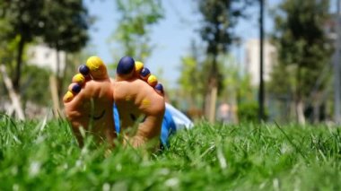 Legs of a child on the grass smile. Selective focus.