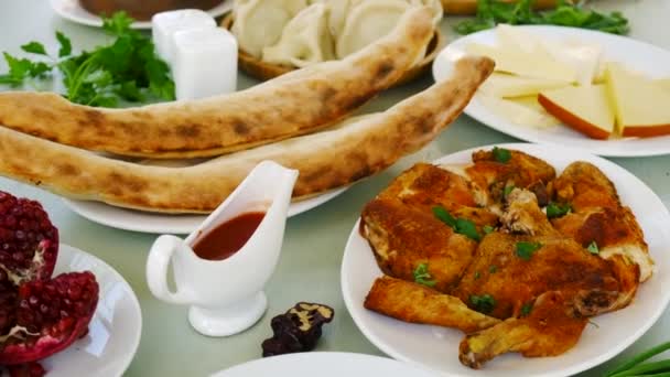 Γεωργιανή εθνική κουζίνα, φαγητό στο τραπέζι του εστιατορίου. Επιλεκτική εστίαση. — Αρχείο Βίντεο