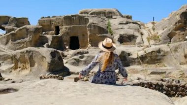 Gürcistan 'da Uplistsikhe şehrinde turistler. Seçici odaklanma. Doğa.