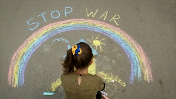 Bir Çocuk Kaldırıma Tebeşirle Ukrayna Bayrağını Çekiyor Seçici Odaklanma Çocuk — Stok video