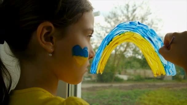 一个小孩在房子的窗户上画了一道乌克兰彩虹 有选择的重点 — 图库视频影像