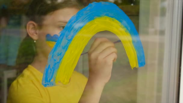 Uma Criança Desenha Arco Íris Ucraniano Janela Casa Foco Seletivo — Vídeo de Stock