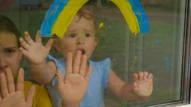 Niño Dibuja Arco Iris Ucraniano Ventana Casa Enfoque Selectivo Niño — Vídeo de stock