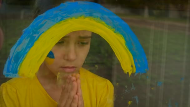 Ein Kind Zeichnet Einen Ukrainischen Regenbogen Das Fenster Des Hauses — Stockvideo