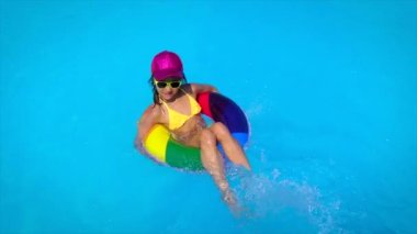 Çocuk havuzda bir çember içinde yüzüyor. Seçici odaklanma. Çocuk.