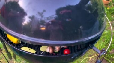 Mangalda sebze ve et. Seçici odaklanma. Yiyecek..